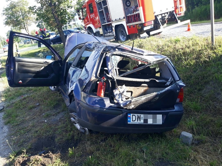 Groźny wypadek na Maślickiej przy AOW. Auto dachowało i uderzyło w płot posesji (ZDJĘCIA)