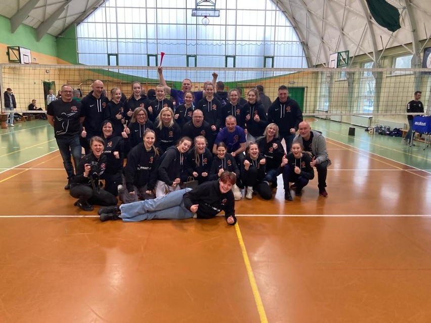 Siatkarki UKS Volley 34, uczennice SP 34 w Łodzi zostały wicemistrzyniami województwa łódzkiego. Zdjęcia