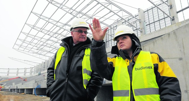 Zdzisław Hołysz, prezes MOSiR i Marzena Szczepańska z ratusza oglądają budowany stadion