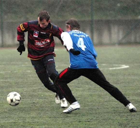 Maciej Ropiejko (przy piłce) zdobył jedynego gola dla Pogoni, ale jego zespół przegrał wczoraj z Energetykiem Gryfino 1:2.