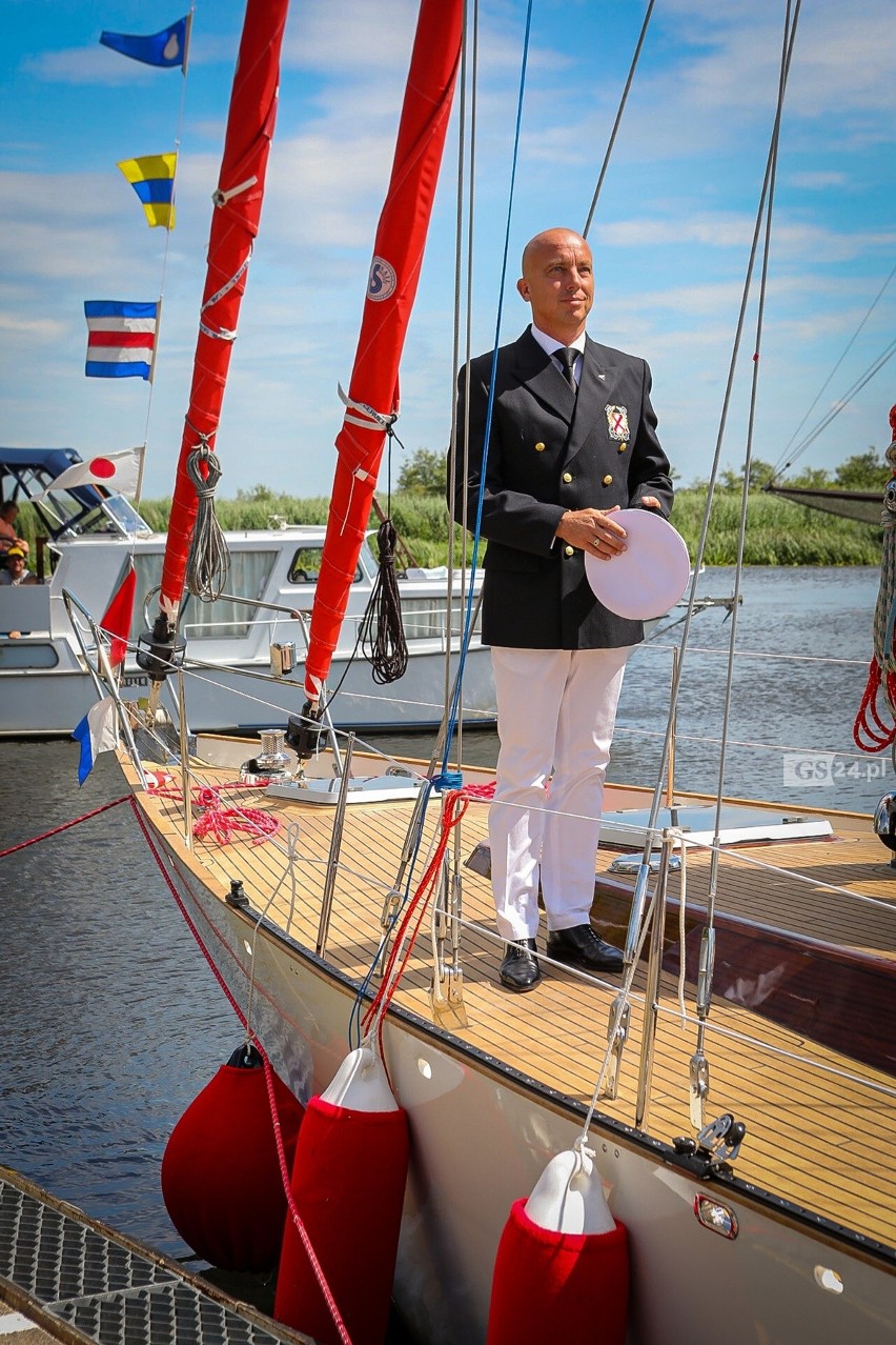 Podniesienie bandery legendarnego jachtu Polonez. Kapitan Baranowski opłynął nim świat