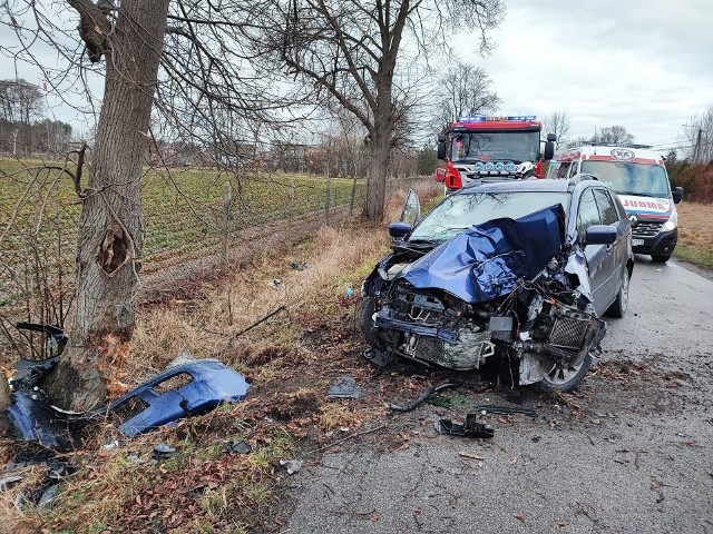 Samochód osobowy rozbił się na drzewie w środę rano 22 lutego.