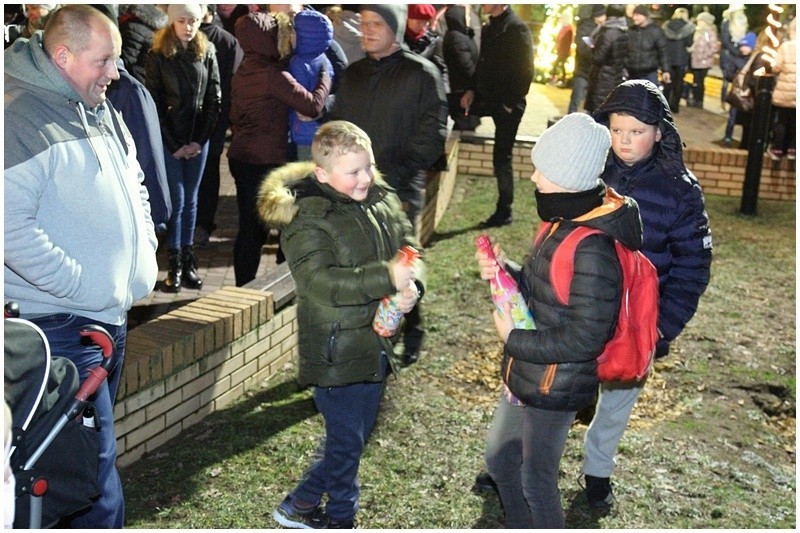 Z muzyką, tańcem i wystrzałami korków od szampana Mońki...