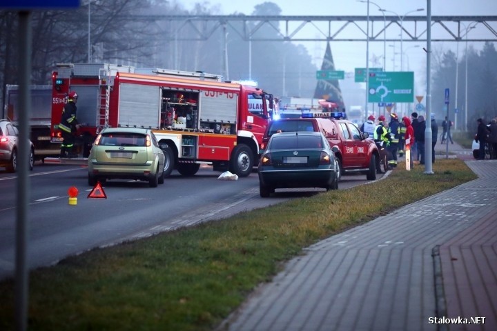 Wypadek na drodze krajowej 77. W zderzeniu trzech samochodów dwie osoby zostały ranne (ZDJĘCIA)