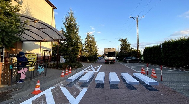 Pasy 3D stwarzają złudzenie, że na jezdni leży przeszkoda. Kierowca odruchowo zwalnia. Są malowane na drogach wewnętrznych lub niepublicznych w ramach programu HELLO ICE.Zobacz kolejne zdjęcia. Przesuwaj zdjęcia w prawo - naciśnij strzałkę lub przycisk NASTĘPNE