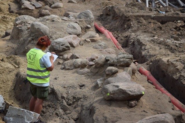 - Ten odcinek murów nie był posadowiony na żadnym wale - mówi archeolog Sylwia Groblica.