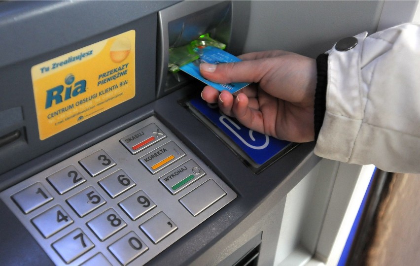 Policjantowi z Zabrza bankomat wydał prawie 4 tys. złotych i cudzą kartę płatniczą...