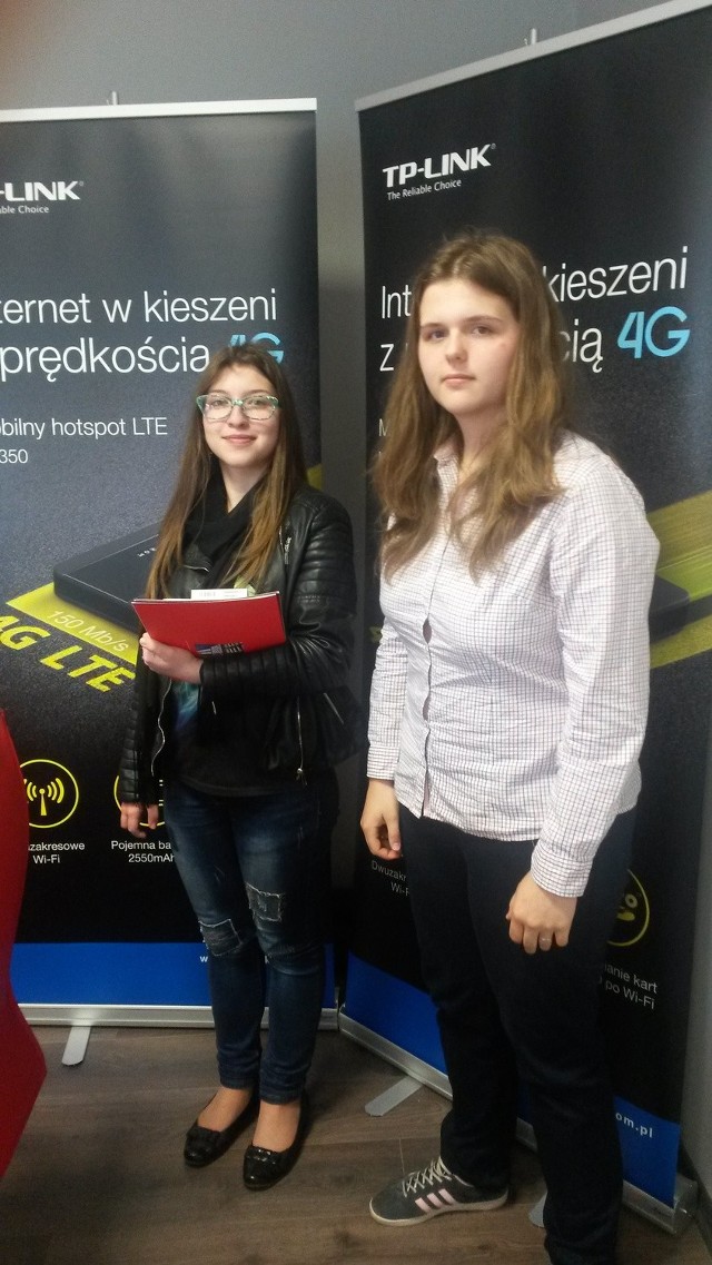 Nagrodzone licealistki z Pionek: Dominika i Aleksandra Warchoł.