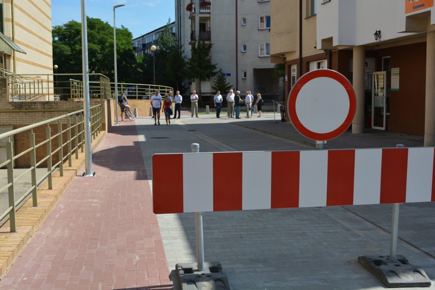 Ostrołęka. Uliczka za Galerią Alius w połowie wybudowana. Kiedy druga część?