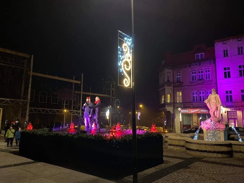 Rynek w Mysłowicach jest już wystrojony na święta. Jest...