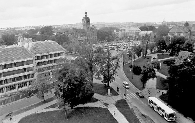 Widok centrum Słupska na początku lat 90. XX wieku gdy ZUS był w budowie