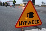 Śmiertelny wypadek autobusu i osobówki pod Trzebnicą. Jedna osoba nie żyje, dwie ciężko ranne