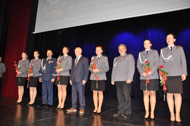 Święto Policji w Ełckim Centrum Kultury. Policjanci odebrali medale, odznaczenia i awanse