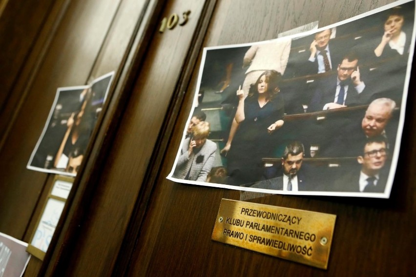 Zdjęcia Joanny Lichockiej na drzwiach gabinetu Ryszarda...