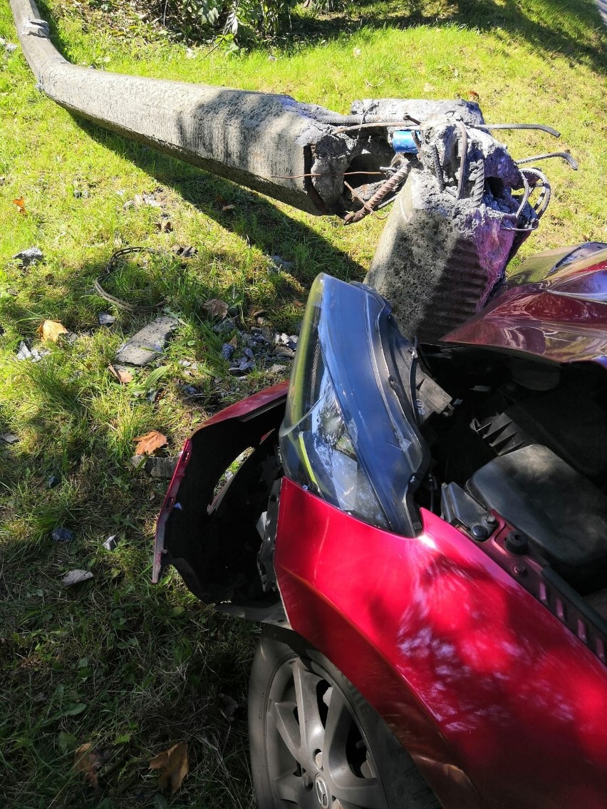 Siemianowice Śląskie: skosił autem latarnię. Nietypowy wypadek w piątek nad ranem. Jest też jedna osoba poszkodowana