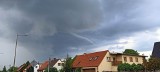 Leje kondensacyjne na niebie nad Dolnym Śląskiem. Czy mamy się czego obawiać? Jak wygląda prognoza pogody?