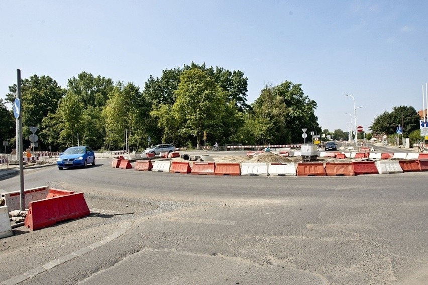 Wrocław: Trwa remont Zwycięskiej. Skanska chce zdążyć przed zimą (ZDJECIA)