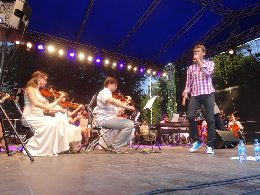 Z Młodą Polską Filharmonią śpiewał Michał Szyc.