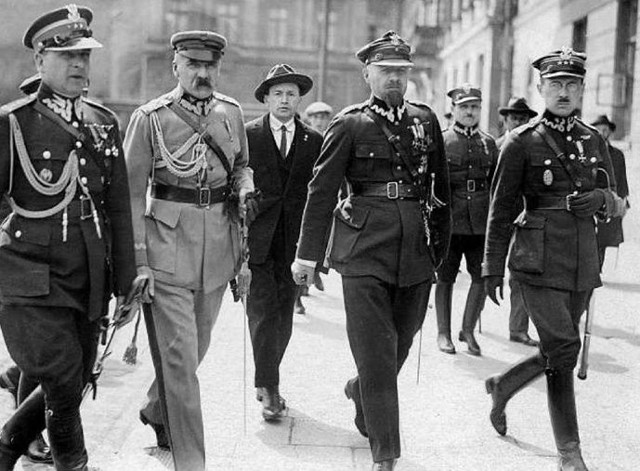 Marszałek Piłsudski z oficerami na Królewskiej, w drodze do Sztabu Generalnego