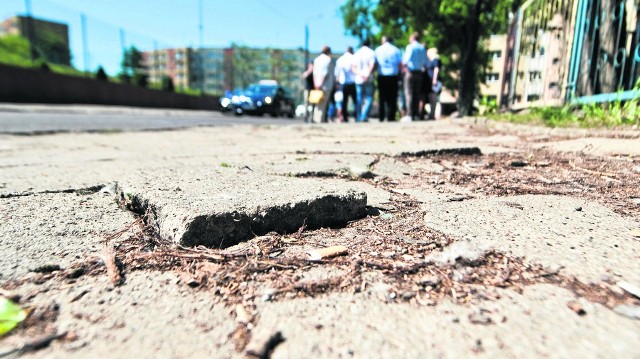 Konferencja z udziałem prezydenta i grupy radnych miejskich Platformy Obywatelskiej została wczoraj zorganizowana przy ul. Rzemieślniczej - ten sypiący się chodnik też będzie wyremontowany 