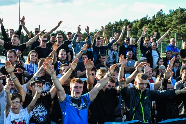 700 kibiców (komplet) oglądało zwycięstwo 2:0 Zawiszy Bydgoszcz nad Flisakiem Złotoria. To był pierwszy mecz niebiesko-czarnych w charakterze gospodarza w Bydgoszczy po ponad dwóch lata gry w Potulicach.