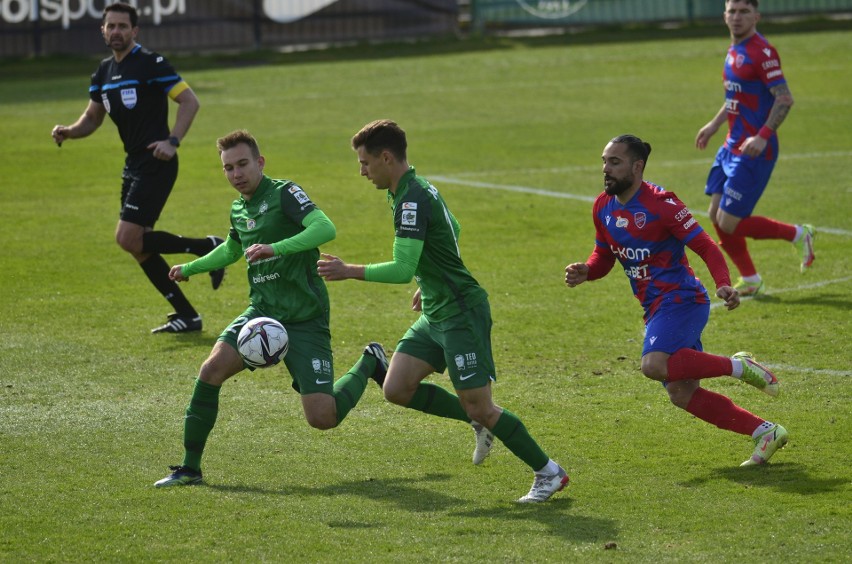 PKO Ekstraklasa. Raków Częstochowa pokonał Wartę Poznań. Samobój Roberta Ivanova i gol Iviego Lopeza z rzutu wolnego 