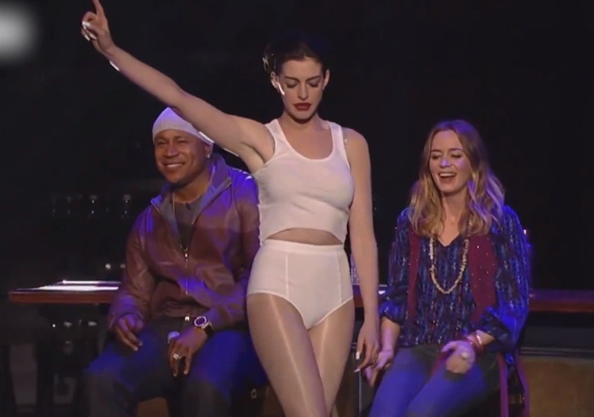 Anne Hathaway jako Miley Cyrus. Parodia "Wrecking Ball" w programie Lip Sync Battle (ZOBACZ FILMY)