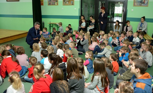 W hali sportowej w Daleszycach odbył się bal karnawałowy. Z dzieciakami  rozmawiał burmistrz Dariusz Meresiński.
