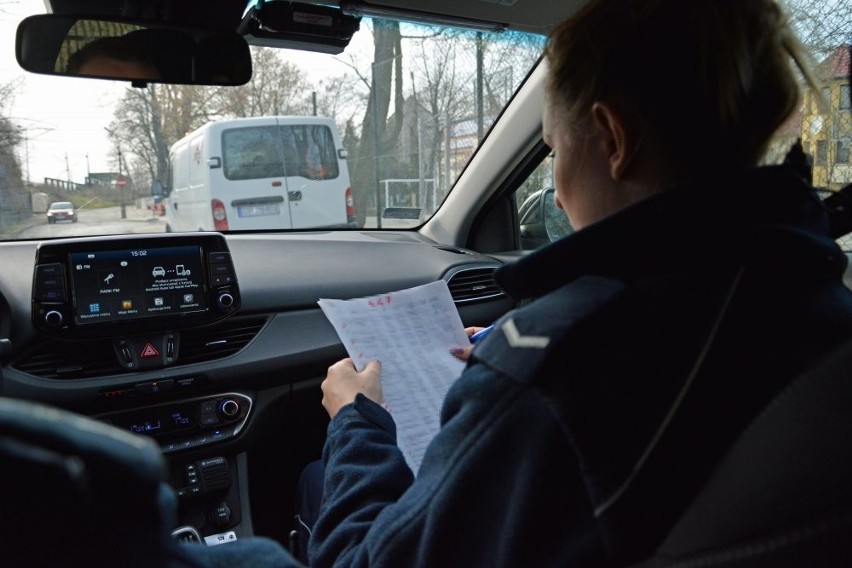 Umundurowani policjanci telefonicznie, poprzez domofon lub z...