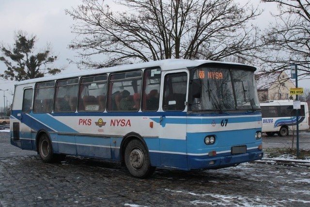 Nyski PKS, czyli spółka powiatu, już w ubiegłym roku zapowiadał, że będzie ograniczał koszty i bez dotacji ze strony samorządów gminnych trzeba będzie liczyć się z likwidacją niektórych kursów. 