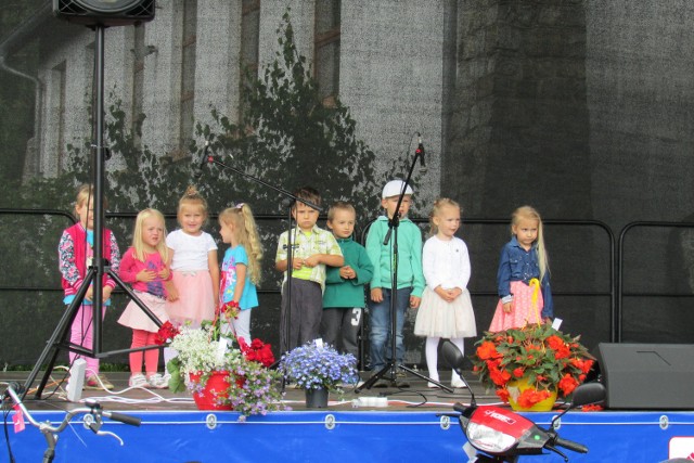 Podczas tegorocznej edycji Festynu Rodzinnego na scenie zaprezentowały się dzieci, które uczęszczają do Klubu Malucha w Maksymilianowie.