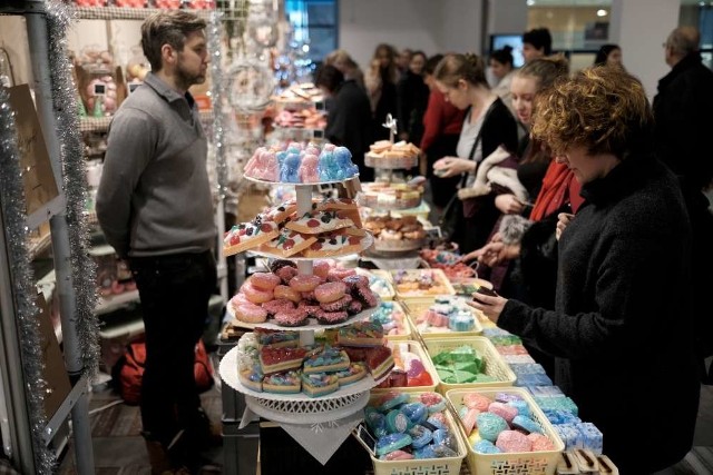 Festiwal Sztuki i Przedmiotów Artystycznych to okazja na kupno prezentów gwiazdkowych dla swoich najbliższych. Do niedzieli w pawilonach 7 i 8 MTP można kupić biżuterię, ceramikę, ozdoby, zabawki, czy ubrania.