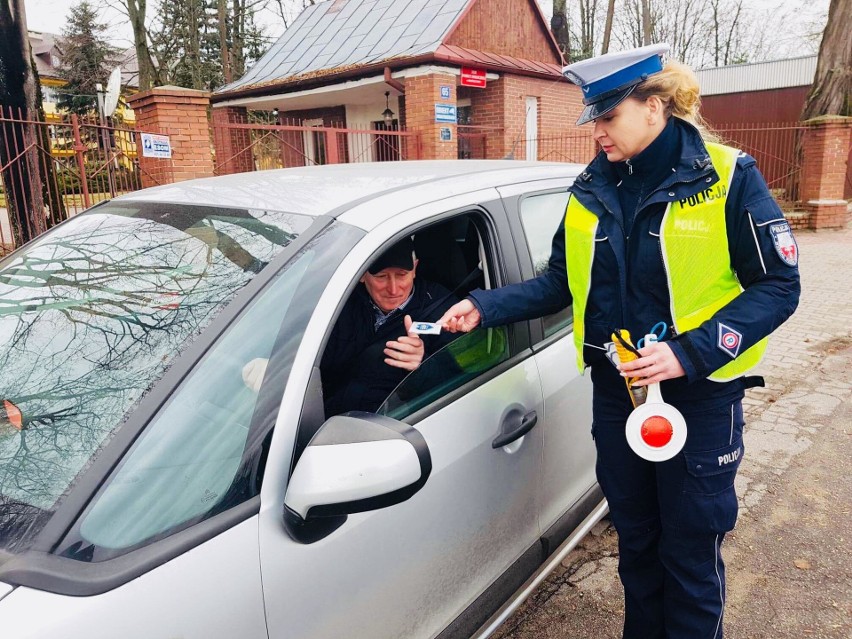 Wyszkowskie policjantki w Dniu Mężczyzny wręczały panom upominki. Akcja  „Prawdziwy mężczyzna – bezpieczny kierowca”