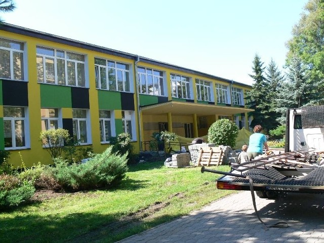 Budynek Szkoły Podstawowej numer 3 w Tarnobrzegu zyskał nową kolorystykę. Barwy nawiązują do Klubu Sportowego "Siarka&#8221;, dlatego jest to kolor czarny, żółty i zielony.