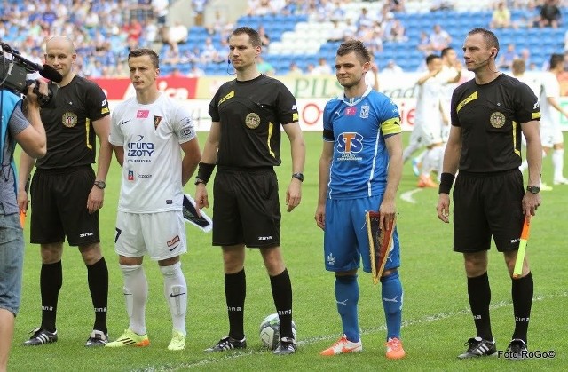 Sędzia Kwiatkowski wraz z asystentami przed meczem Lech - Pogoń w ubiegłym sezonie (0:0).