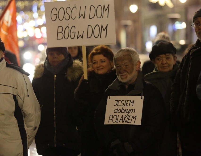 Manifestacja na ulicy Piotrkowskiej przeciw nienawiści wobec obcokrajowców
