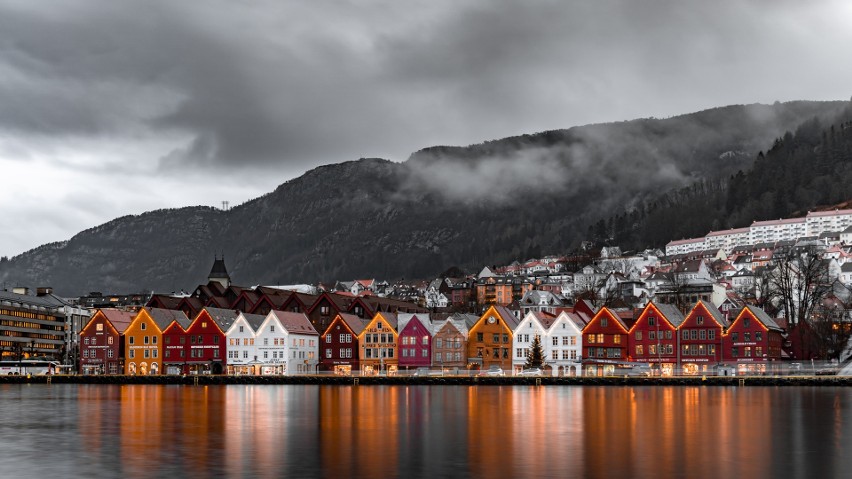 W wielu miastach Norwegii zachowała się historyczna...