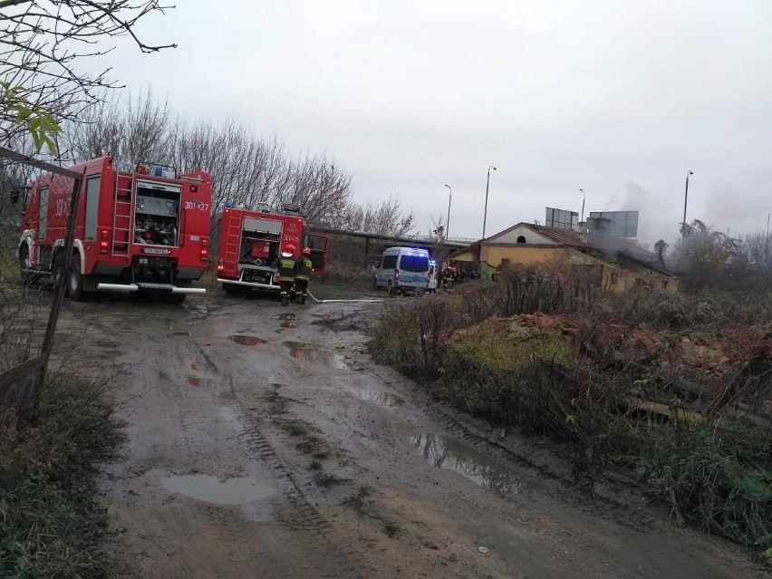 Białystok: Pożar na ul. Knyszyńskiej. Funkcjonariusze usłyszeli jęki w płonącym budynku. Uratowali mężczyznę (zdjęcia)