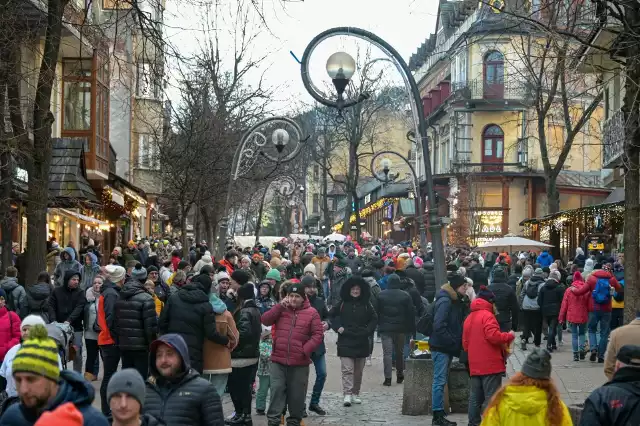 Krupówki w sezonie zimowym - pełne są turystów z Polski, ale i z wielu innych krajów.