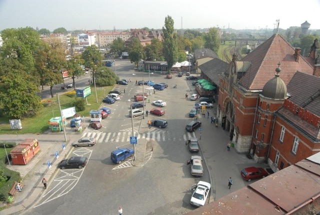 Na remont czeka też plac przed dworcem. Projekt zakłada, że wjazd i wyjazd na dworzec będzie możliwy tylko od ulicy Armii Krajowej. Projekt zmian nie obejmuje schronu i zieleni. Za ten teren odpowiada urząd miasta.