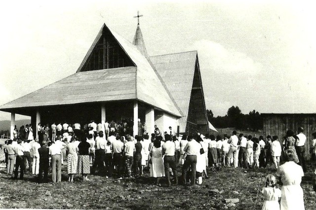 Kościół pw. Św. Anny w Ustrzykach Górnych w dniu jego poświęcenia 3 sierpnia 1986 r.