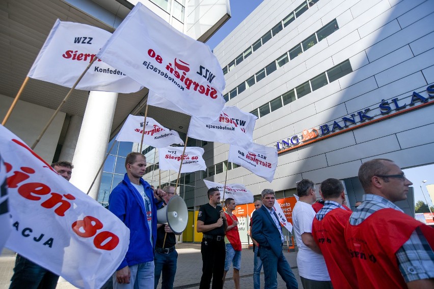 Protest związkowców Sierpnia 80 przed siedzibą ING Banku Śląskiego [ZDJĘCIA]