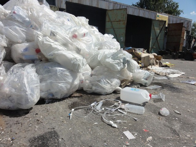 Niebezpieczne odpady medyczne leżały obok plastiku i makulatury przy ul. Ciepłowniczej