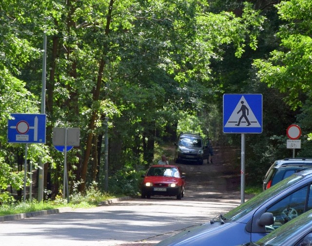 Na drodze gruntowej wzdłuż zachodniego brzegu zalewu rejowskiego w Skarżysku - Kamiennej gmina wprowadziła zakaz wjazdu dla pojazdów mechanicznych. Mało kto się nim przejmuje.