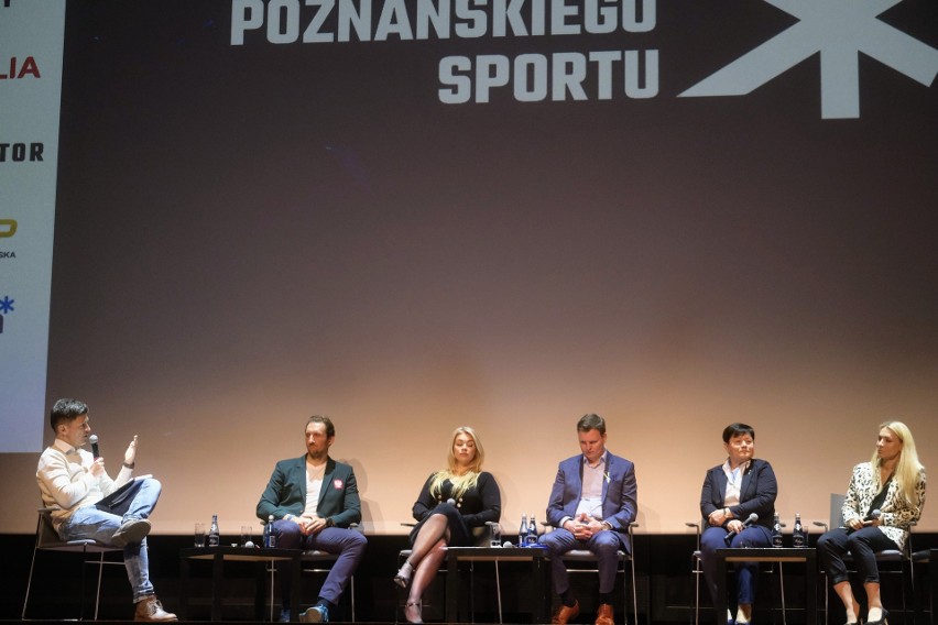 Ewa Bąk, dyrektor Wydziału Sportu UM Poznania (w środku),...