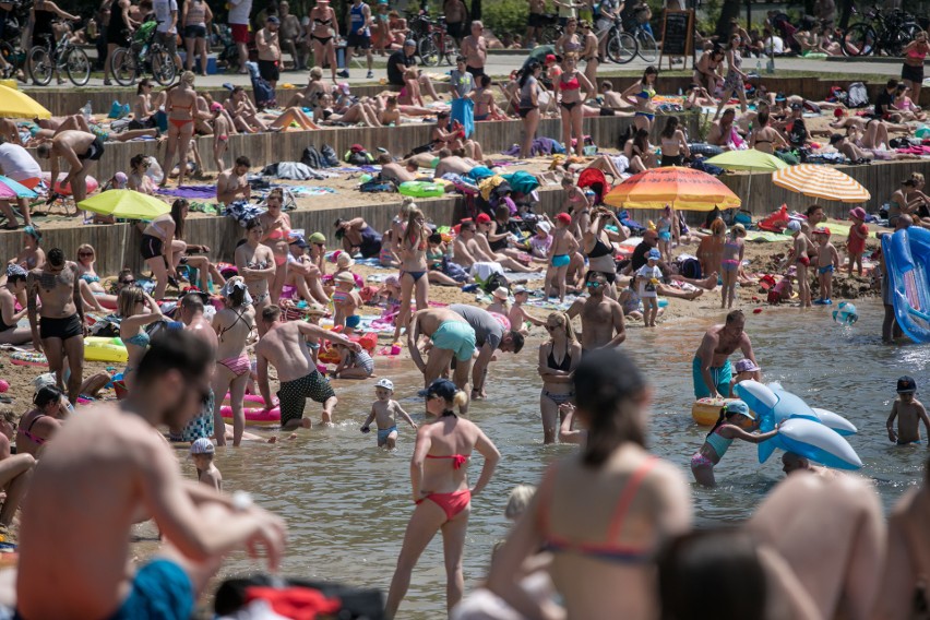 Plaża na Bagrach wypełniła się spragnionymi słońca