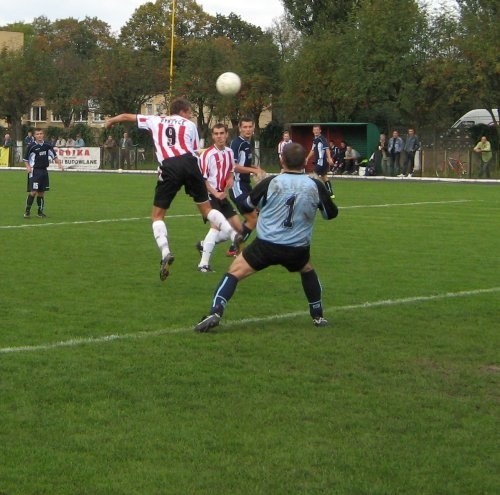 Obrońca gospodarzy, Kawczyński (nr 9 na zdjęciu), głową kieruje piłkę po raz trzeci do siatki Gryfa.