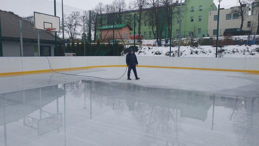 Otwarcie bezpłatnego lodowiska w Opatowie w niedzielę, 17 grudnia. Wydarzenie połączono z Kiermaszem Bożonarodzeniowym
