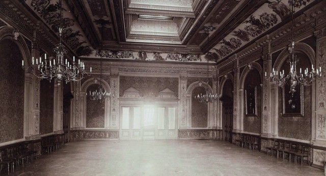 Sala balowa w siedzibie Loży Eugenia pod Ukoronowanym Lwem. Rok 1900