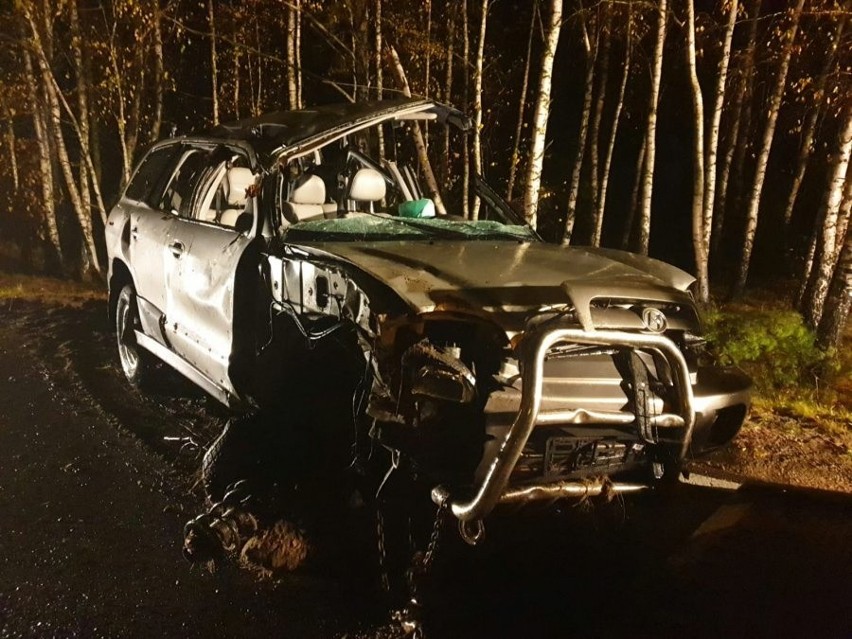 W Krzątce hyundai wjechał do przydrożnego rowu. Kierowca i pasażer trafili do szpitala 